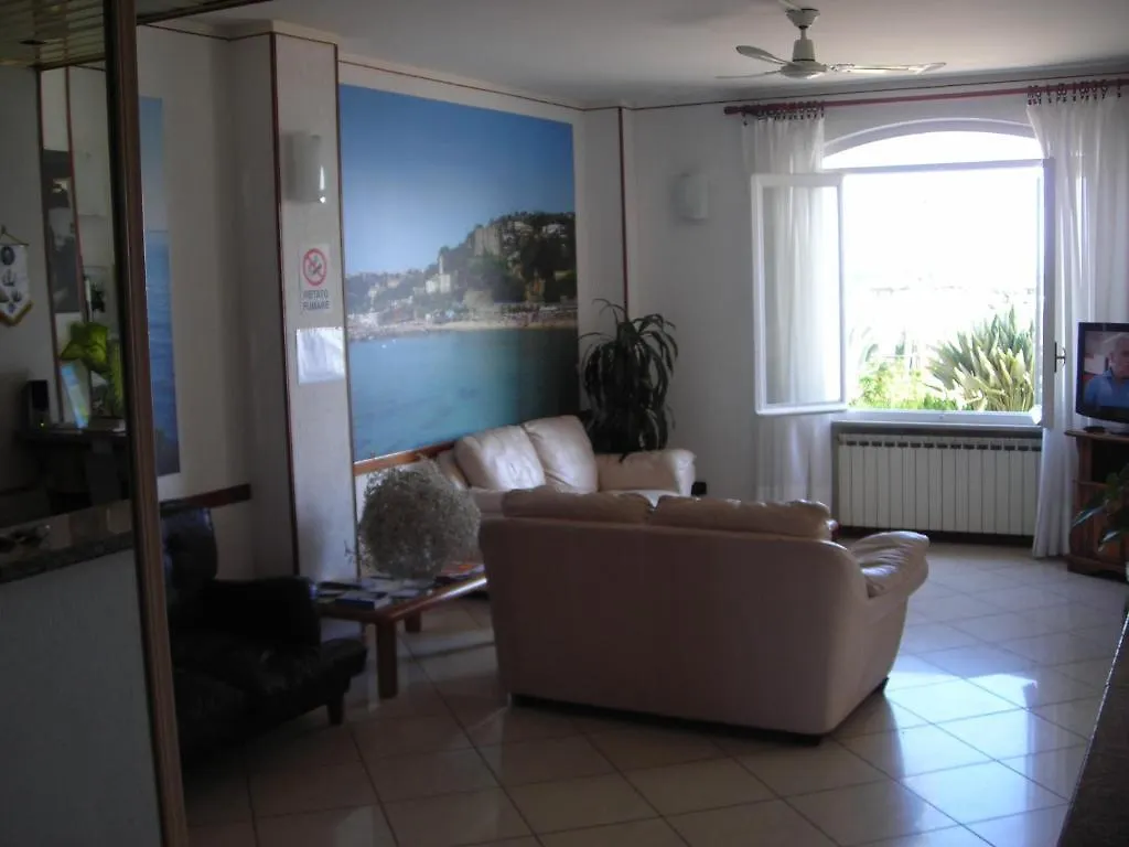 Albergo Ristorante Lucciola Santo Stefano al Mare 2*,